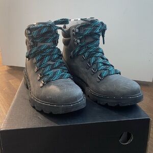 Like New Sorel Lennox hiker boots